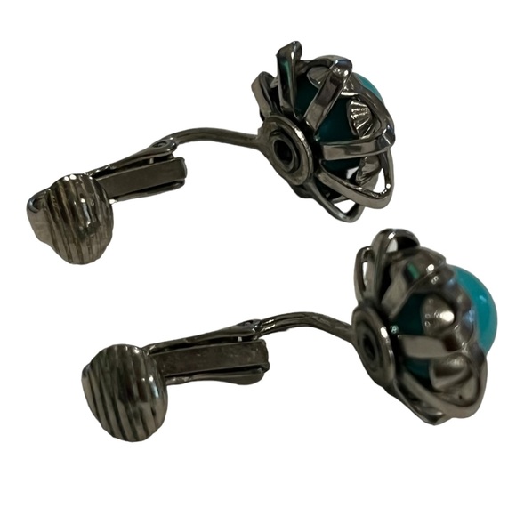 Vintage Silver Tone Clip On Earrings with Turquoise Cabochon - Picture 4 of 8